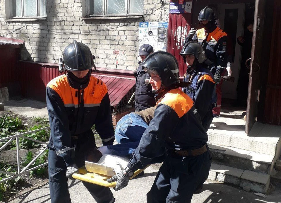 В Ульяновске мужчина с похмелья выпрыгнул из окна 3 этажа жилого дома | ФОТО: телеграм-канал Управление гражданской защиты Ульяновска