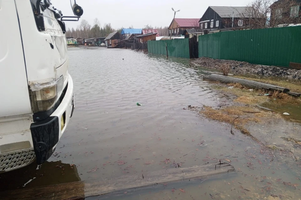 Подтопленная улица в поселке Февральск. Фото: Амурский центр ГЗ и ПБ