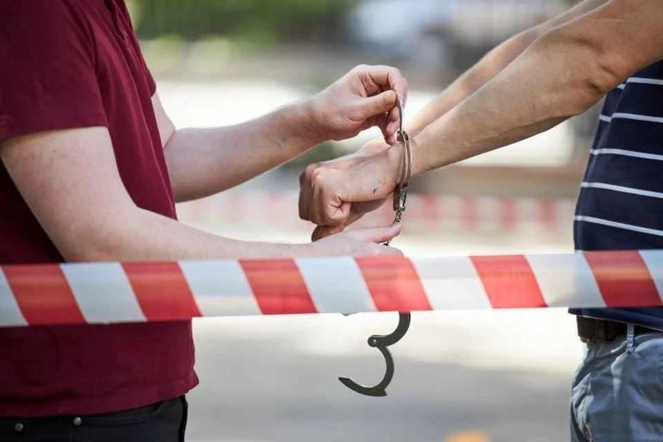 В Евпатории трех мужчин задержали за вымогательство 200 тысяч рублей