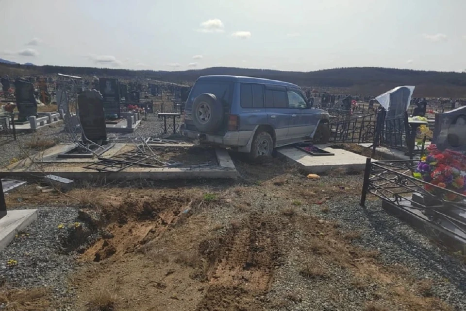 Неизвестный водитель снес памятники на могилах на Сахалине: он бегал по кладбищу голым и скрылся Фото: администрация Южно-Сахалинска