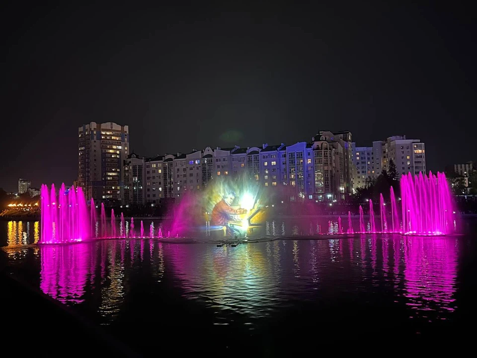 Современный фонтан разместили в историческом центре города на подвижной плавающей платформе / Фото: Сбер