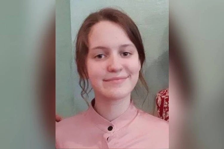 Поисковики проверяют улицы, чердаки и подвалы: семиклассница пропала во время прогулки в Иркутской области