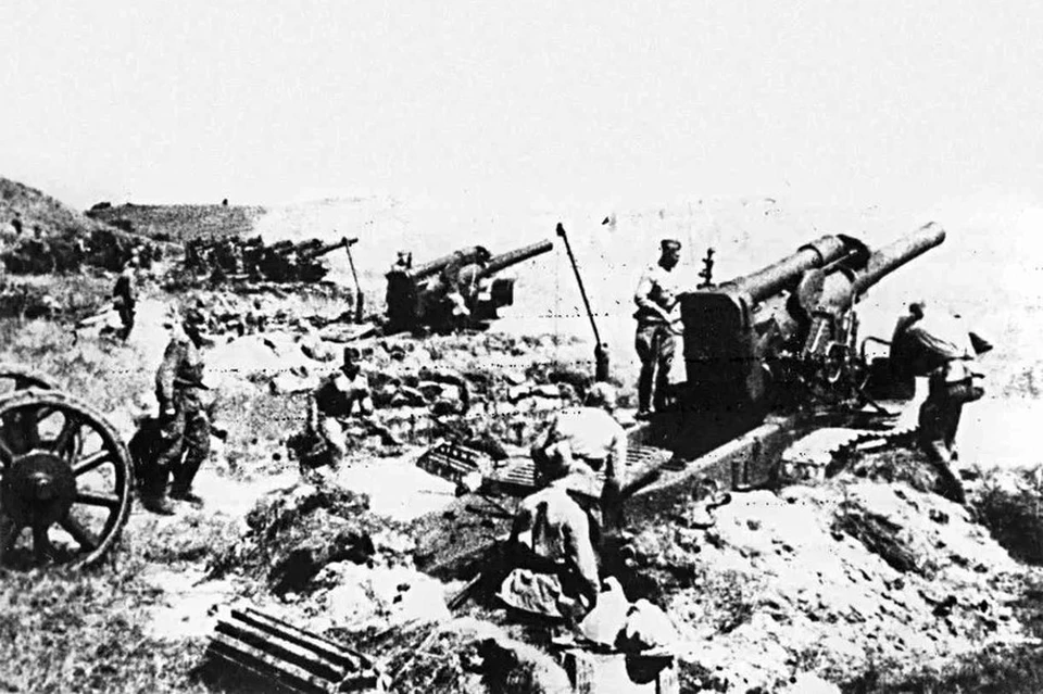 Артиллеристы обстреливают немецкие оборонительные рубежи в районе Сапун-горы Фото Музея-заповедника героической обороны и освобождения Севастополя