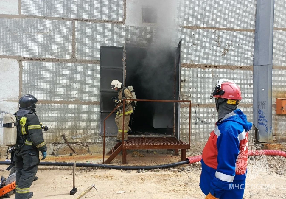 Пожар на подстанции в Иркутске потушен спасателями МЧС.