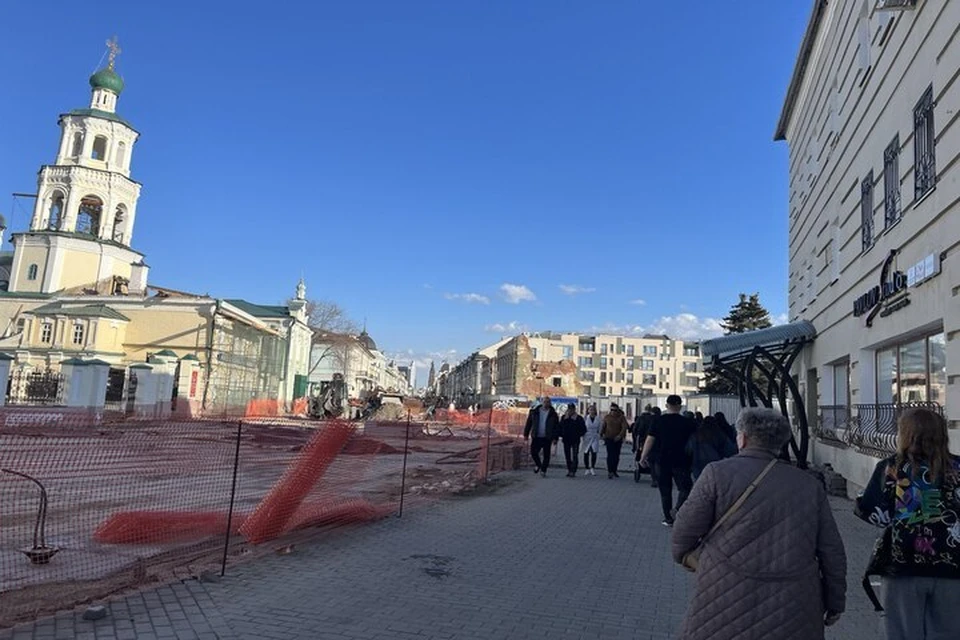 В Казани на Баумана рабочие заменят брусчатку, которой уже 20 лет.