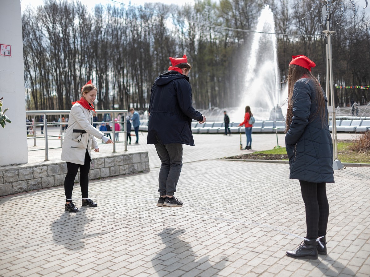 На Первомай владимирцы смогут поиграть в «резиночки» и увидеть ретро-машины  - KP.RU