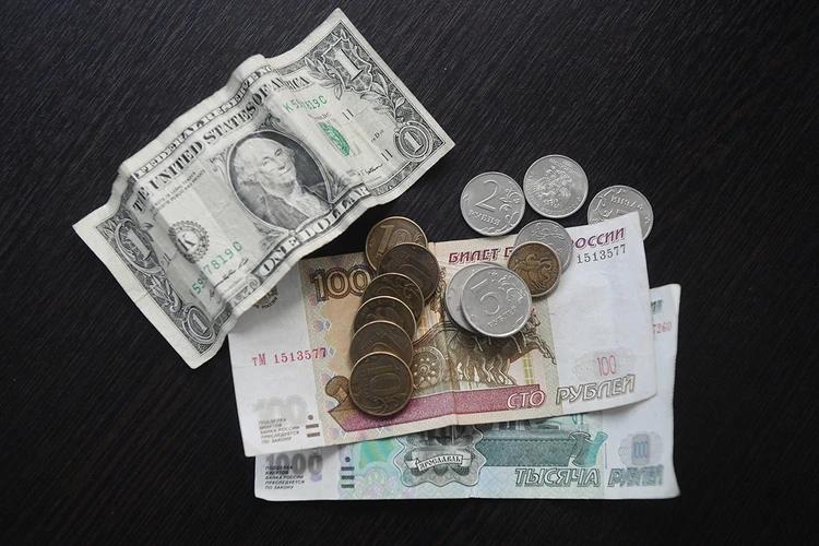 Через два года будем платить по 100 рублей за доллар: Ослабление рубля начнется уже летом 2024 года