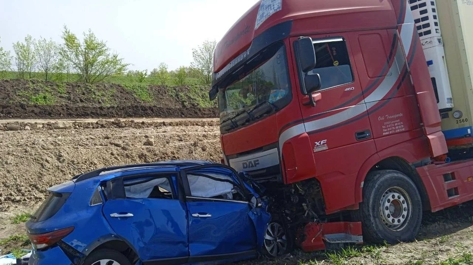 В Вольском районе в столкновении с фурой погибли водитель и пассажирка иномарки (фото: тг "Юрий Юрин)