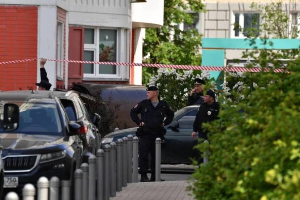 Полиция увезла несколько человек в отдел