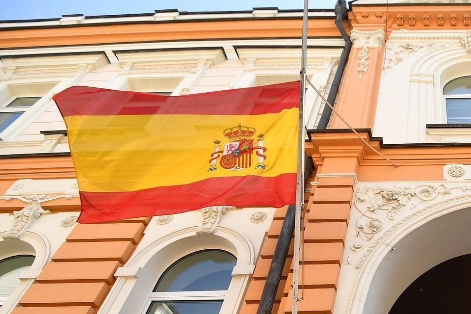 Премьер Испании Санчес заявил, что не покинет пост после скандала с женой