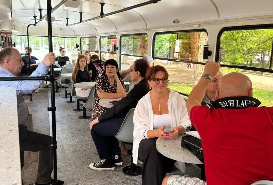 В Таганроге на маршрут вышел экскурсионный трамвай со столиками и гидом. Фото: администрация Таганрога