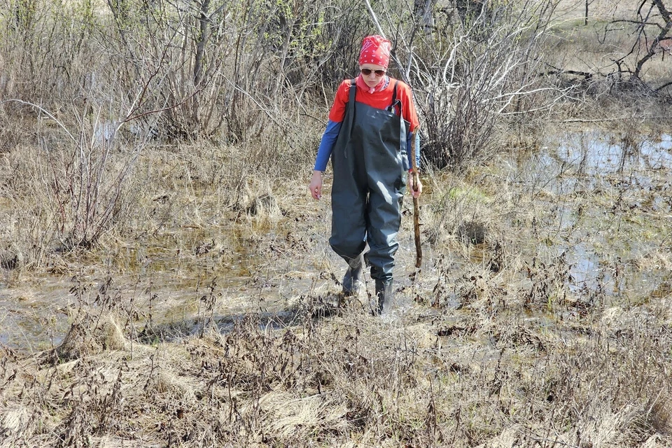 Елена Кофейникова во время работы на одной из затопленных территорий