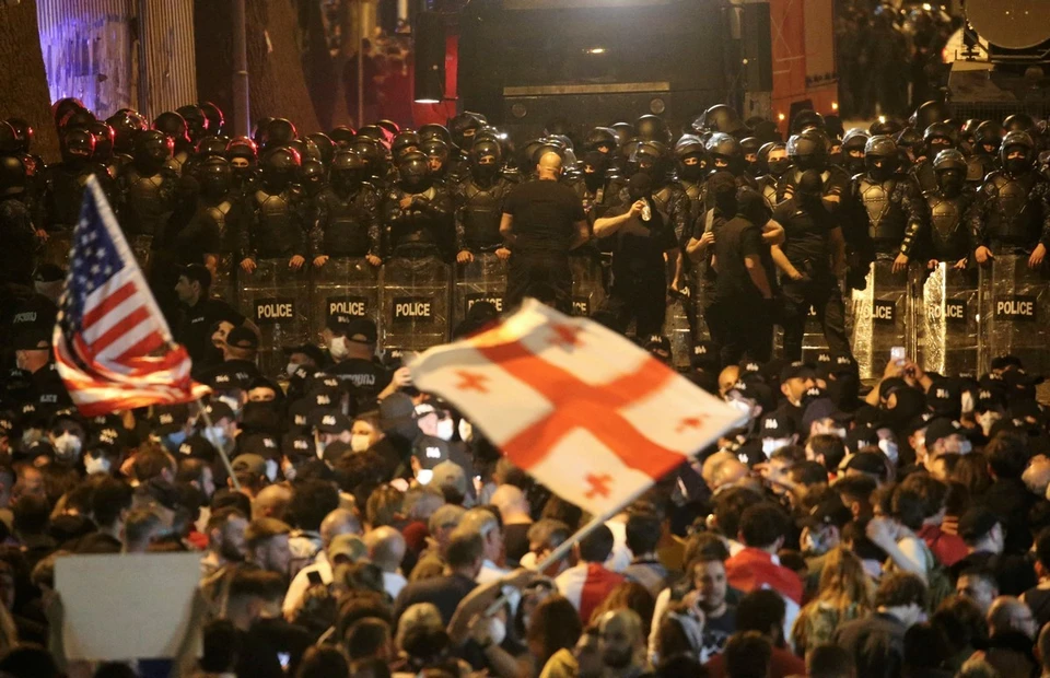 В Тбилиси протестующие против принятия закона "об иноагентах" схлестнулись с полицией