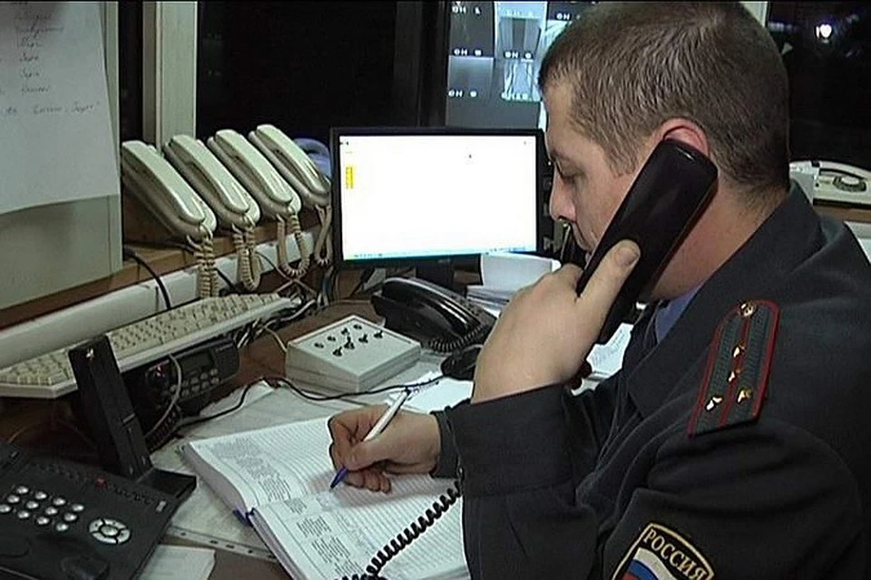 Сотрудники полиции в Твери разбираются с ЧП со сгоревшими иномарками.