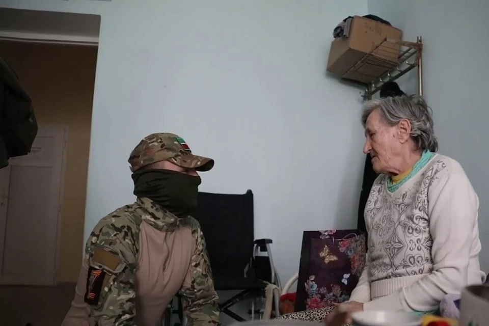 Российские военнослужащие поздравили ветеранов Мариуполя с Первомаем. Фото: Скриншот видео Минобороны России