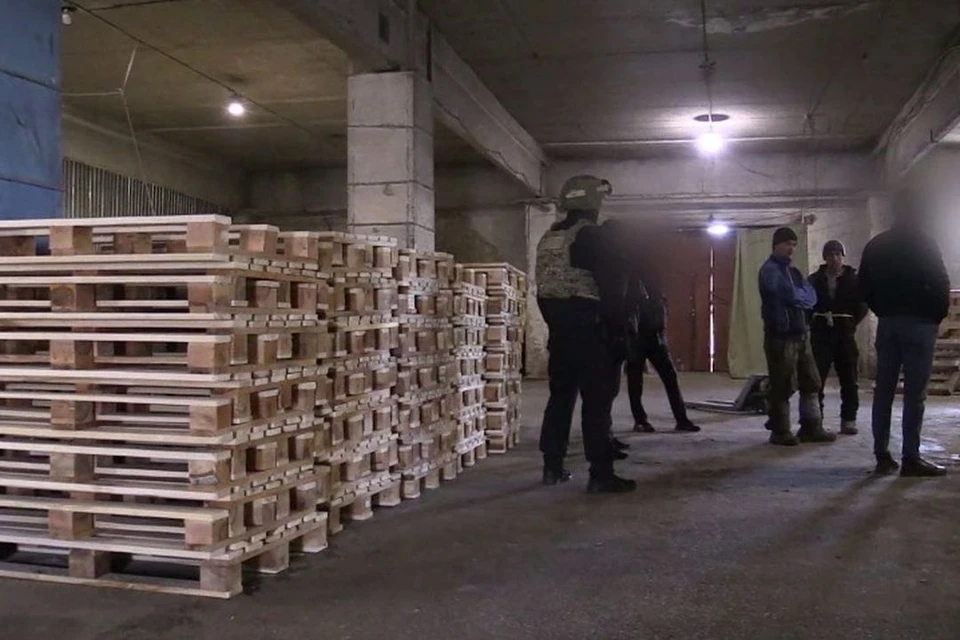 Семь иностранцев прятались на складах в двух районах Новосибирска. Фото: УТ МВД по НСО