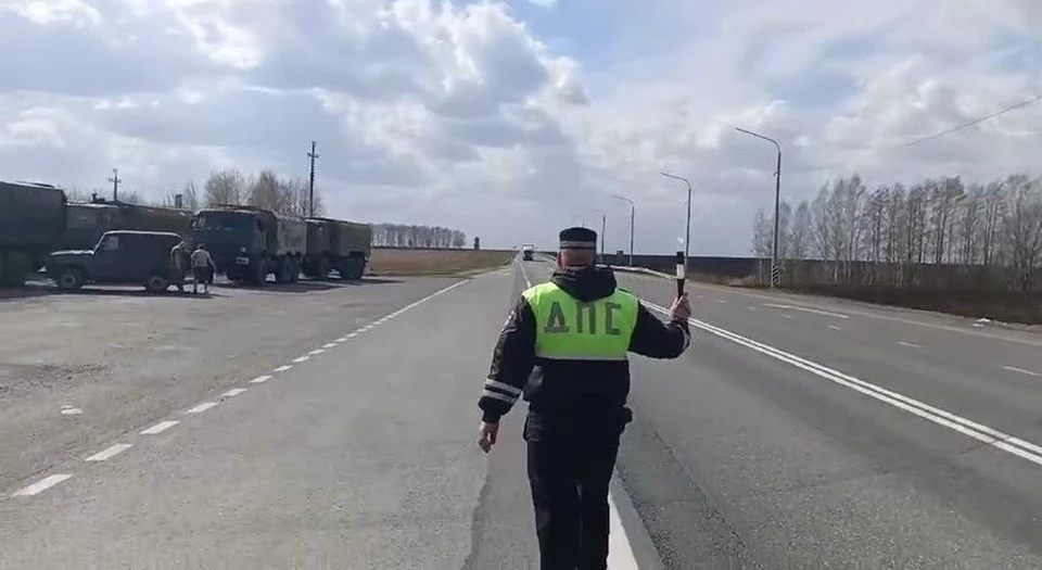 Автоинспекторы пропускают колонны транспорта через затапливаемый участок трассы Тюмень-Омск в Абатском районе