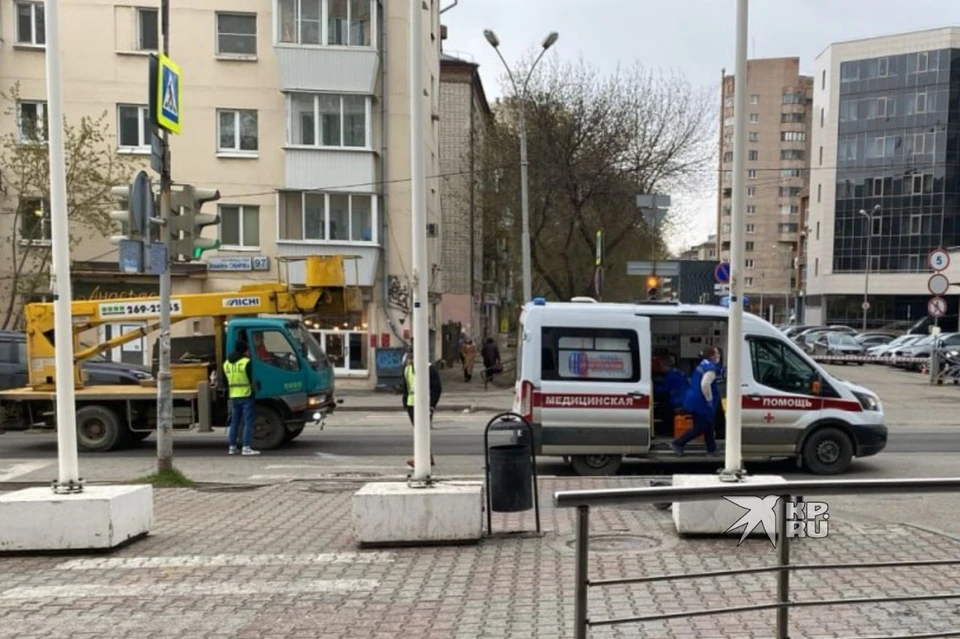 На место аварии прибыли сотрудники ГИБДД и скорая помощь. Фото: читатель «КП-Екатеринбург»