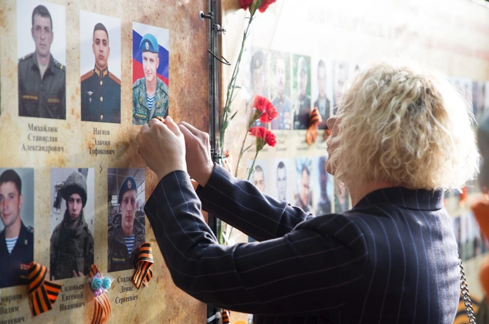 В этом году экспозицию дополнили более 150 снимков ветеранов Великой Отечественной войны и погибших участников СВО. Фото: администрация Ставрополя