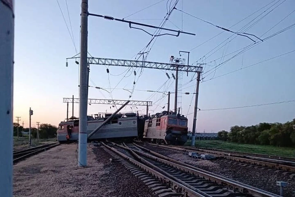Сошедший с рельсов электровоз перегородил железнодорожные пути. Фото: Западное МСУТ СК России.