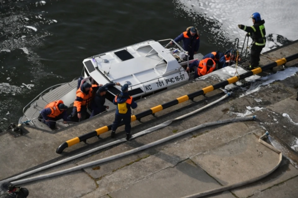 Спасатели напомнили о запрете купания с лодок в холодной воде.