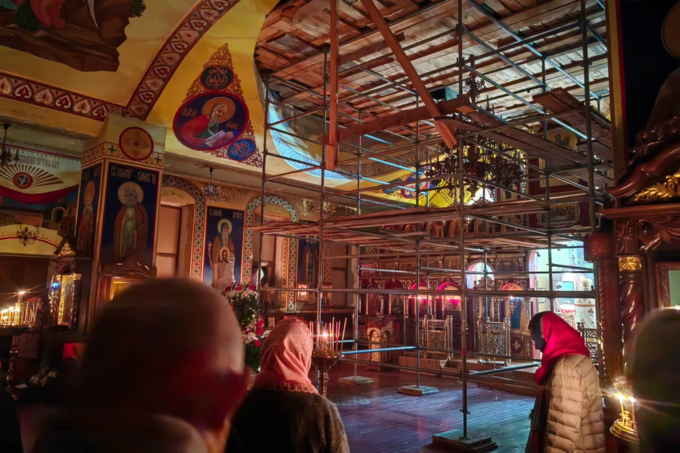Служба идет под строительными лесами – восстанавливают храм после очередного украинского обстрела