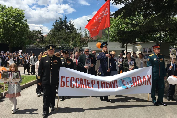 Сотни человек приняли участие в акции «Бессмертный полк» в Турции