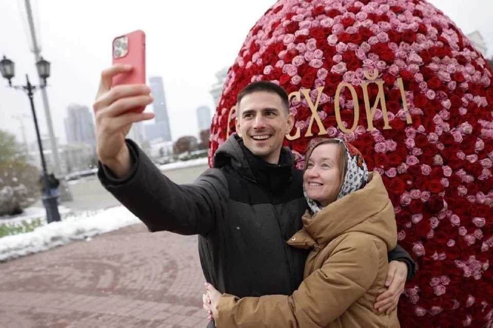 Жители и гости Екатеринбурга тут же стали фотографироваться с цветочными композициями. Фото: Фонд святой Екатерины