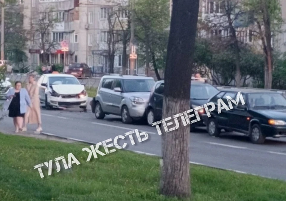 В массовом ДТП на улице Ложевой в Туле столкнулись четыре автомобиля. Фото: «Тула. Жесть».