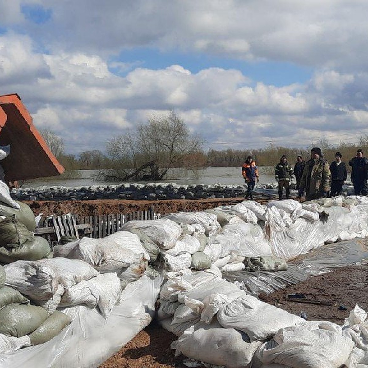 Паводок размыл земляную насыпь у федеральной трассы Тюмень – Омск возле  села Абатское - KP.RU