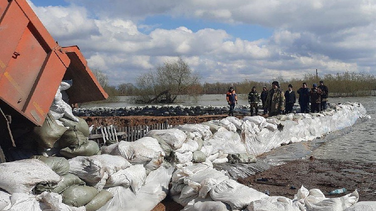 Паводок размыл земляную насыпь у федеральной трассы Тюмень – Омск возле  села Абатское - KP.RU