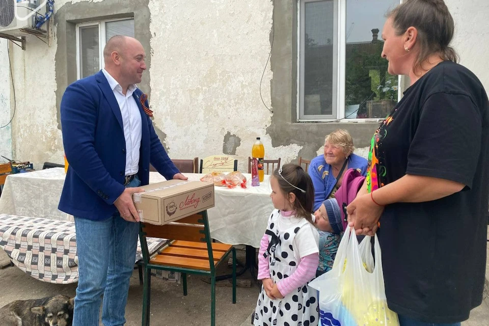 Многодетным семьям Херсонской области передали сладости и игрушки Фото: ЕР