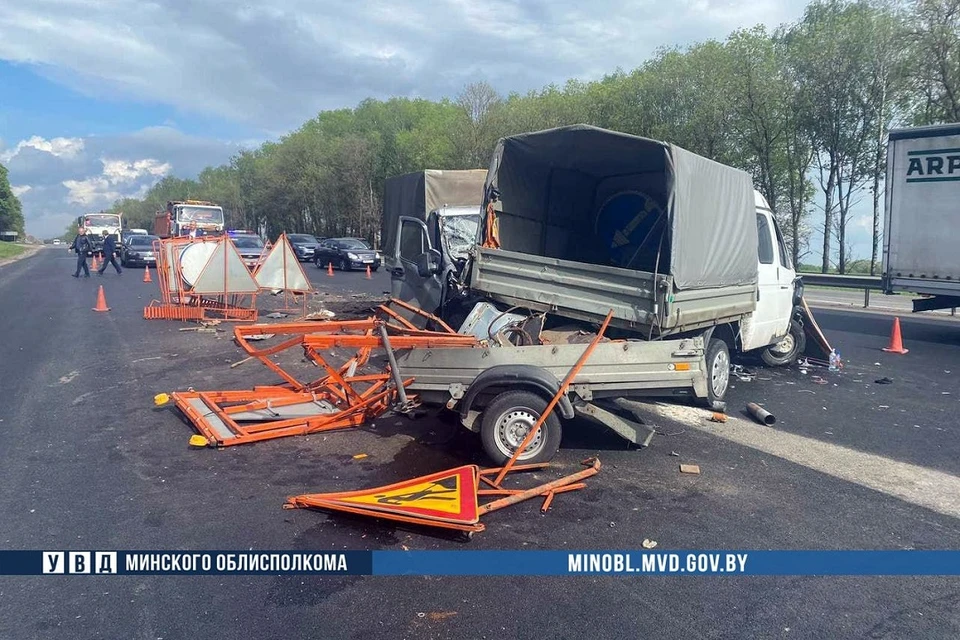 Дорожные рабочие пострадали в ДТП на трассе под Минском. Фото: УВД Миноблисполкома.