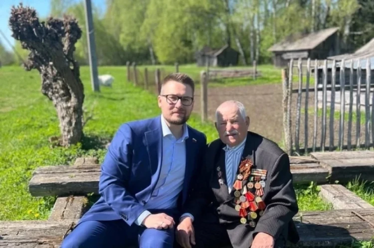 Сенатор Руслан Смашнев навестил смоленского ветерана Ивана Вакунова