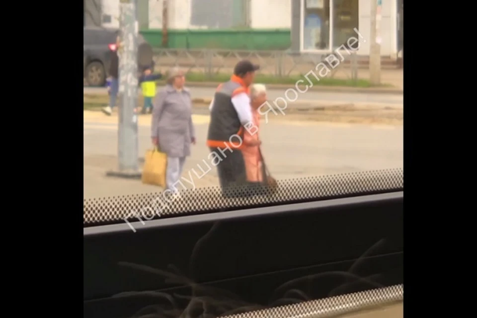 В Ярославле водитель автобуса №8 помог бабушке перейти дорогу. Скриншот, группа "Подслушано в Ярославле" ВКонтакте