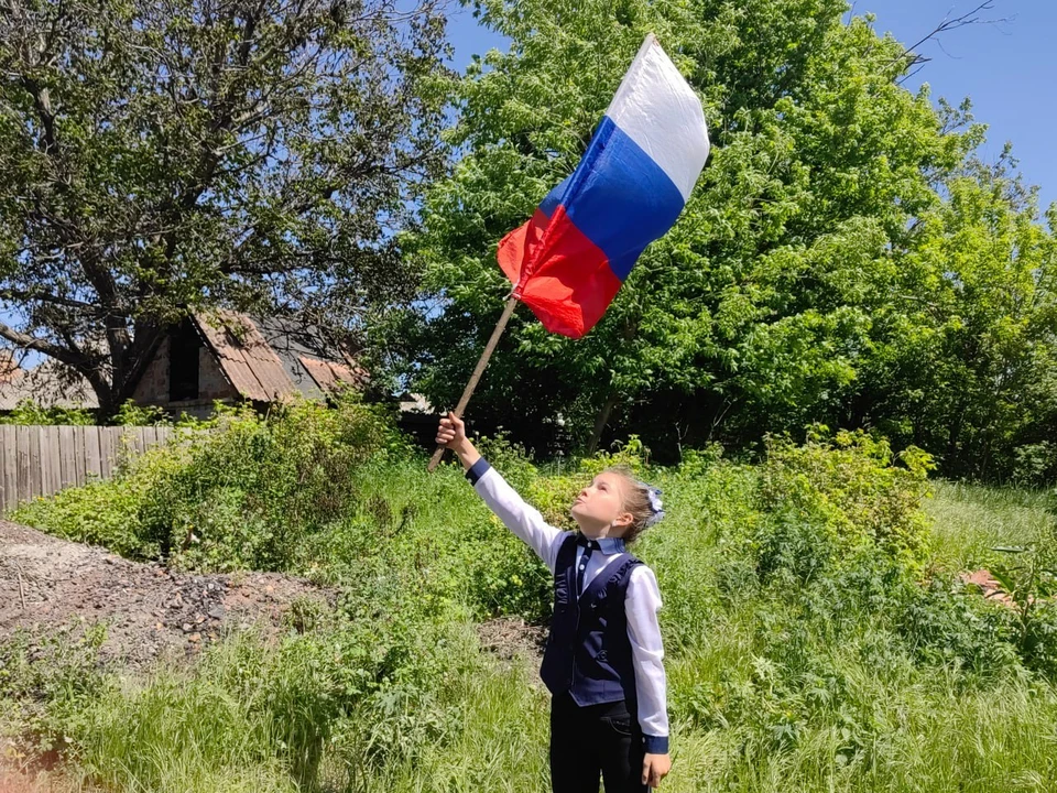 Маша встречает наших военных с флагом России