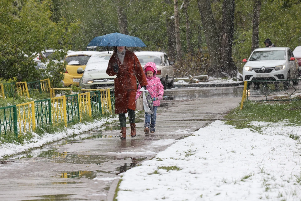 На Нижний Новгород 7 мая обрушился сильный снегопад.