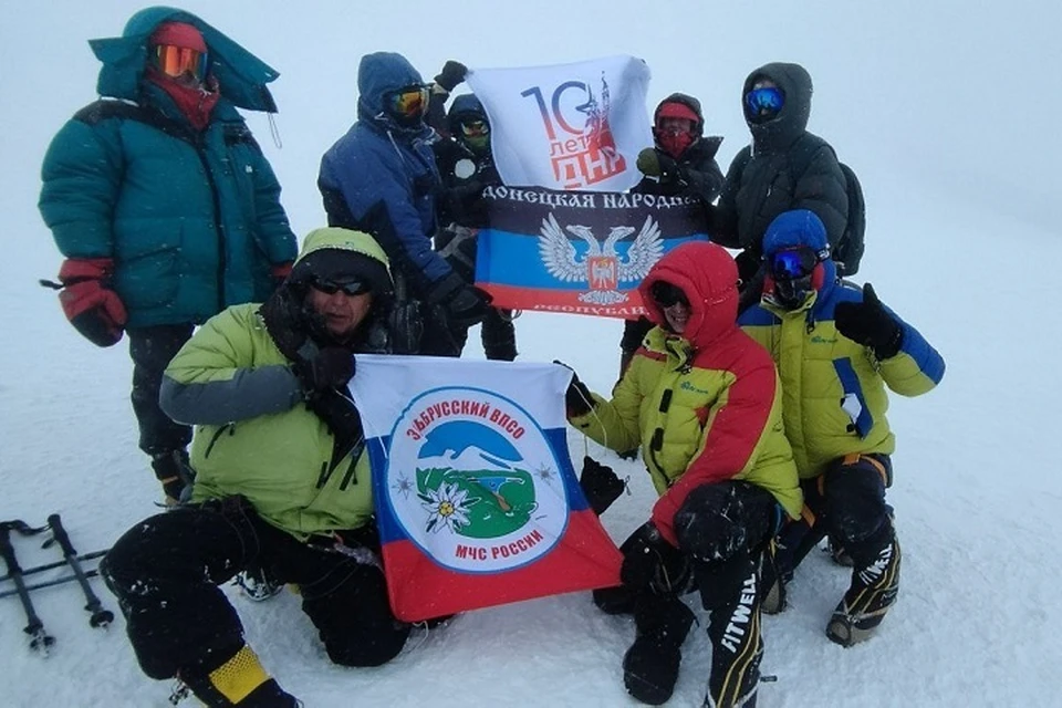 Альпинисты из ДНР подняли флаг Республики на вершину Эльбруса. Фото: ТГ/Мартынов