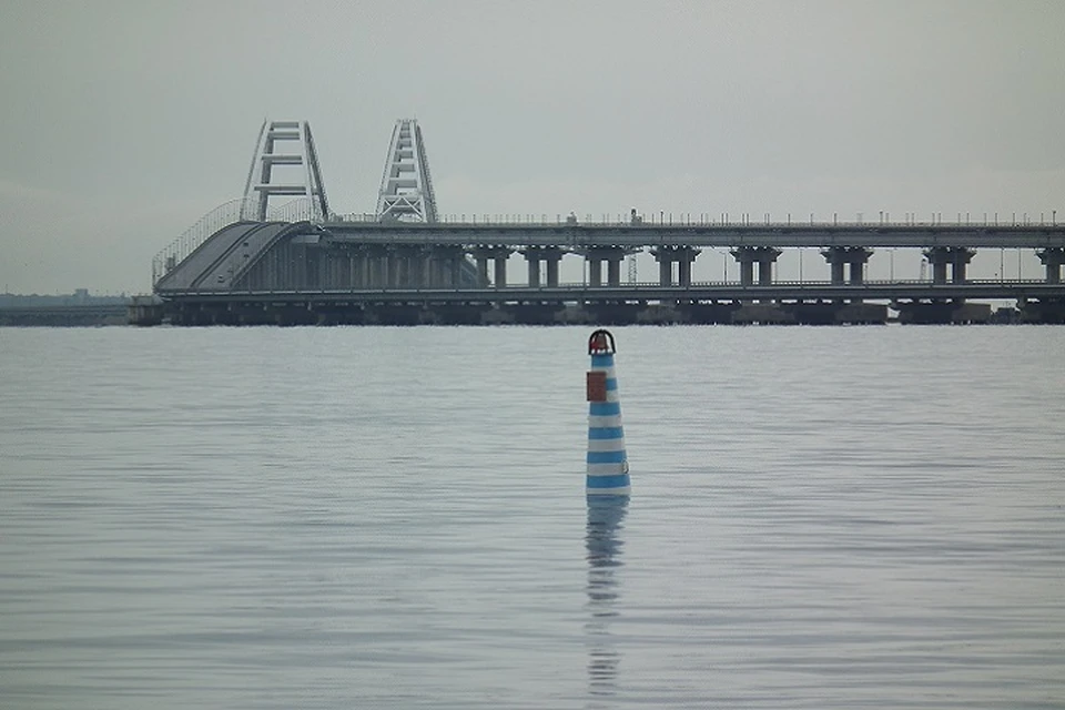 Памятный буй на фоне Крымского моста.