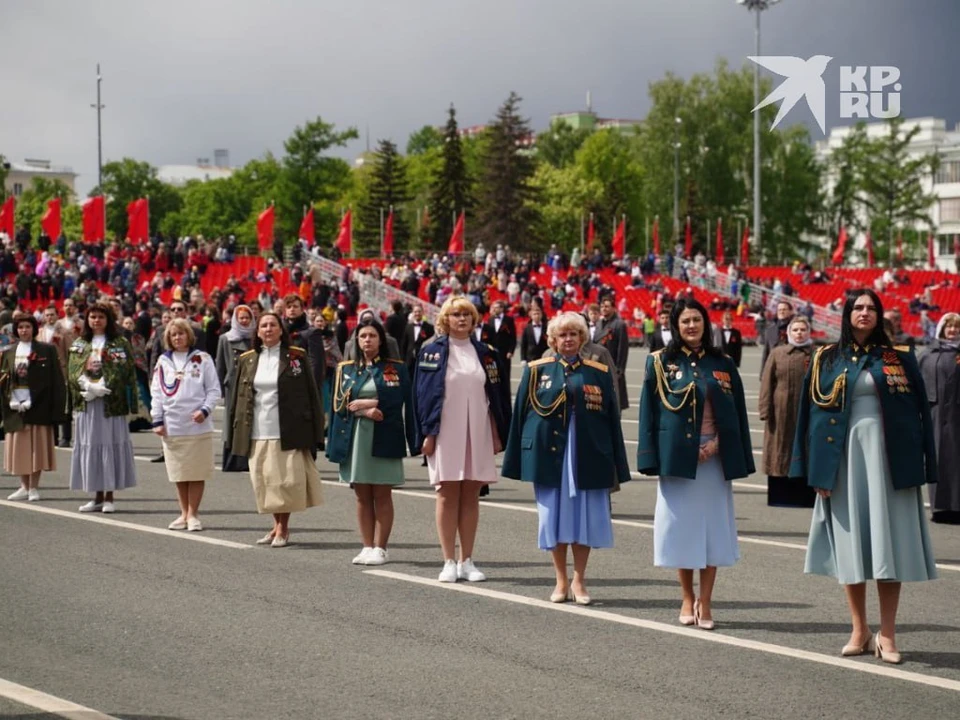 Супруги защитников Отечества выступили на площади Куйбышева в составе сводного хора