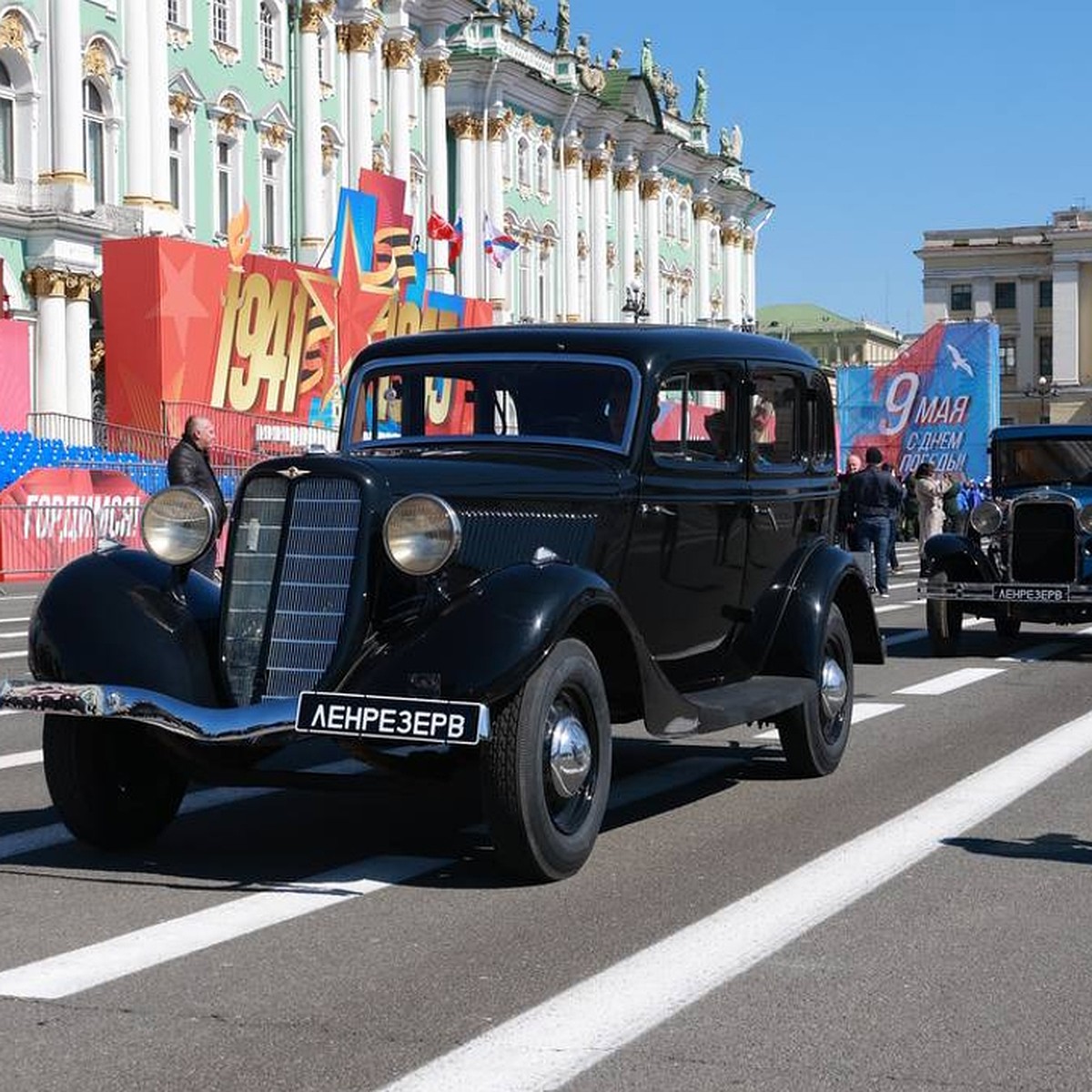 Парад ретро-автомобилей с ветеранами проехал по Невскому проспекту - KP.RU