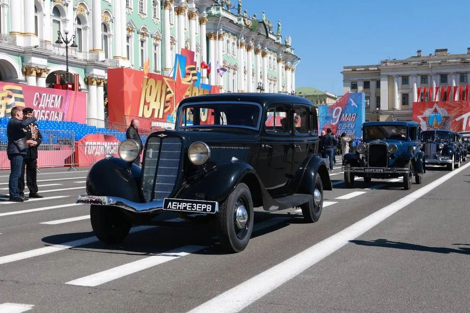 Ветераны приняли участие в параде ретро-автомобилей на Невском проспекте.
