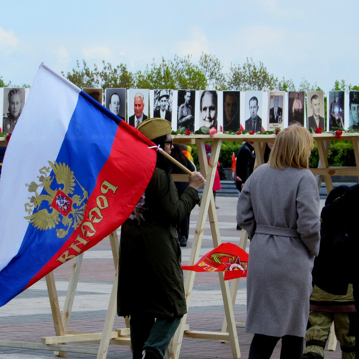 Портреты героев, военная техника и поющая аллея: репортаж с дневной  программы Дня Победы в Ульяновске - KP.RU