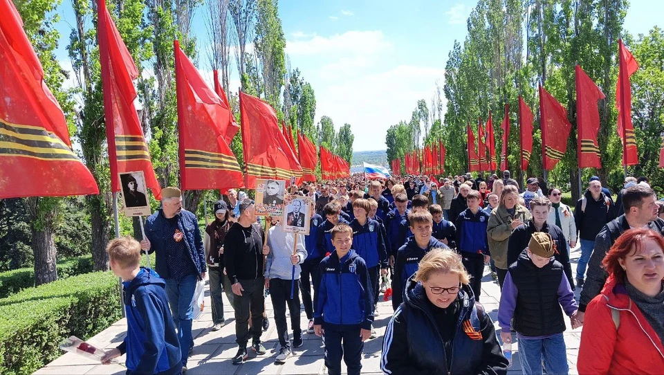 Тысячи человек идут 9 мая на Мамаев курган.