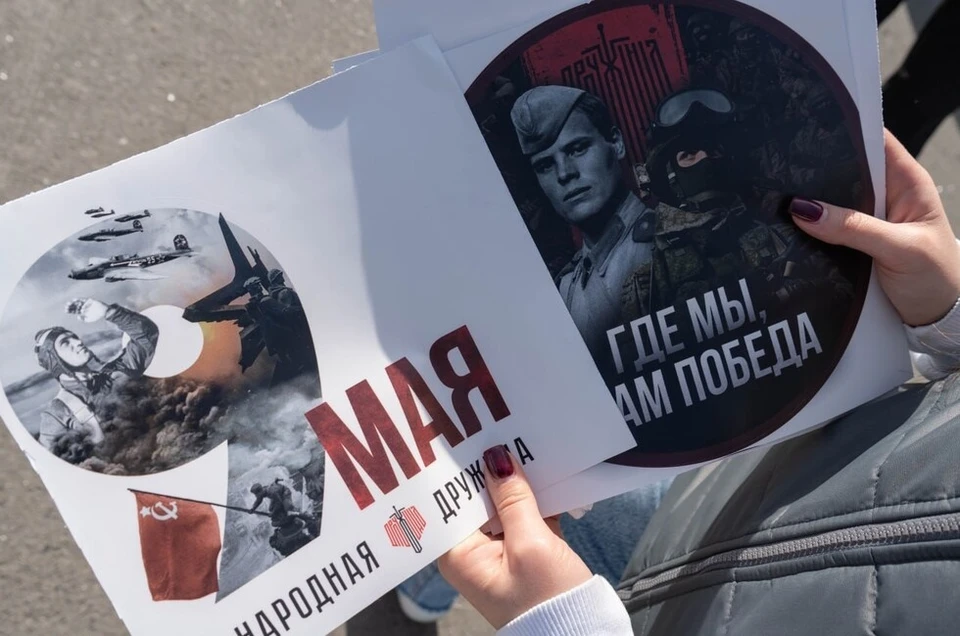 Всего в столице ДНР активисты раздали около сотни праздничных наклеек. Фото: Пресс-служба Народной Дружины