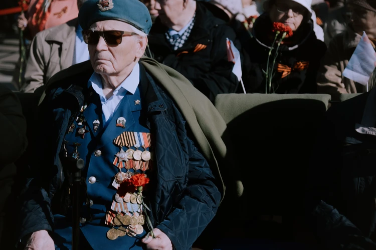 Во время парада Победы в Томске стало плохо от обезвоживания ветерану ВОВ