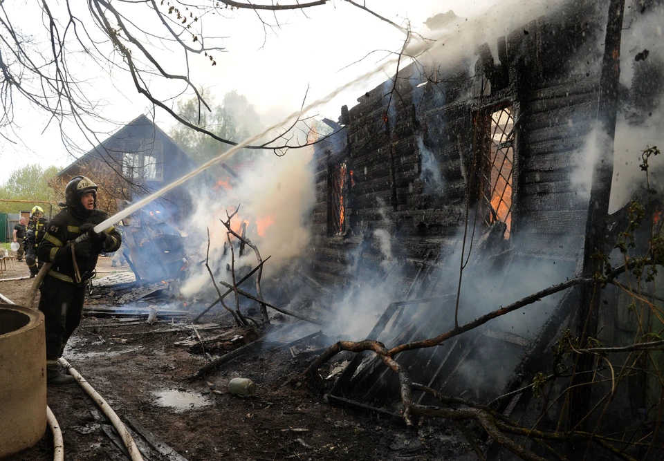 Два пожара произошли в Кемерове у "Кузбасс-Арены" в День Победы.