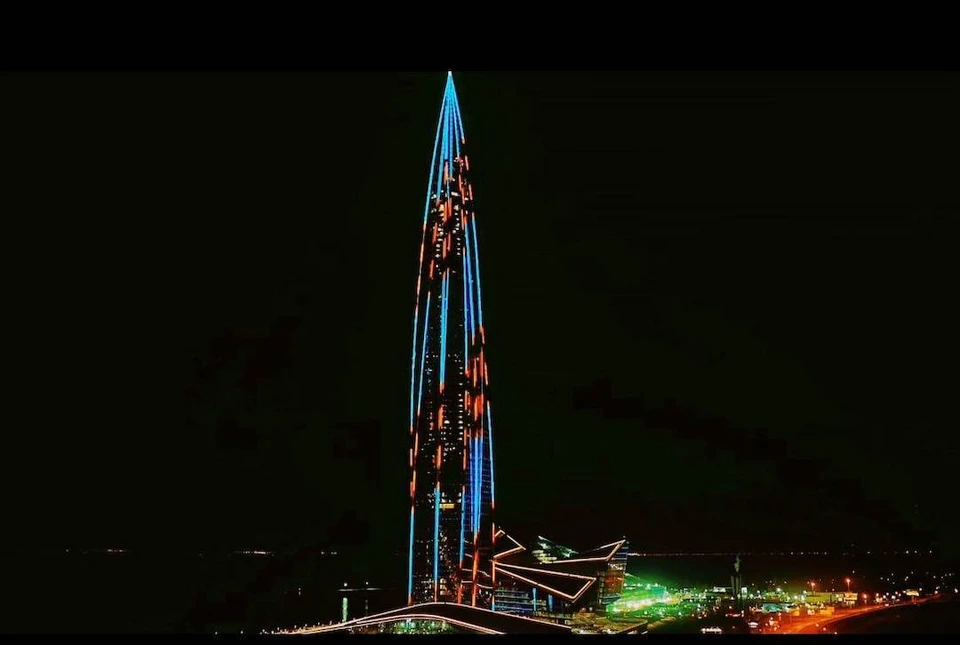 Башня преобразилась к празднику. Фото: @lakhtacenter