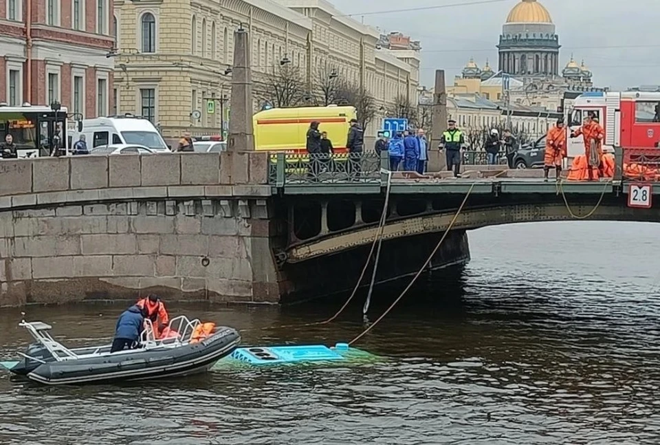 Видео падения автобуса с пассажирами в реку Мойка в Петербурге показало МЧС. Фото: Megapolisonline