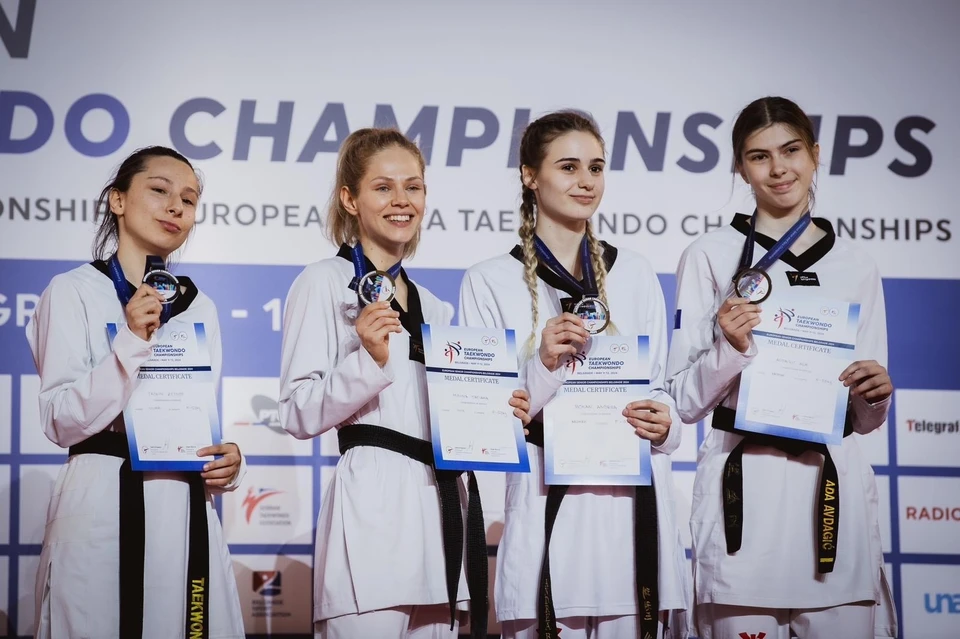 Татьяна Минина (вторая слева) провела четыре победных поединка, а в финале уверенно выиграла у турчанки Зейнеп Таскин. Фото: спортшкола «Корё» по тхэквондо